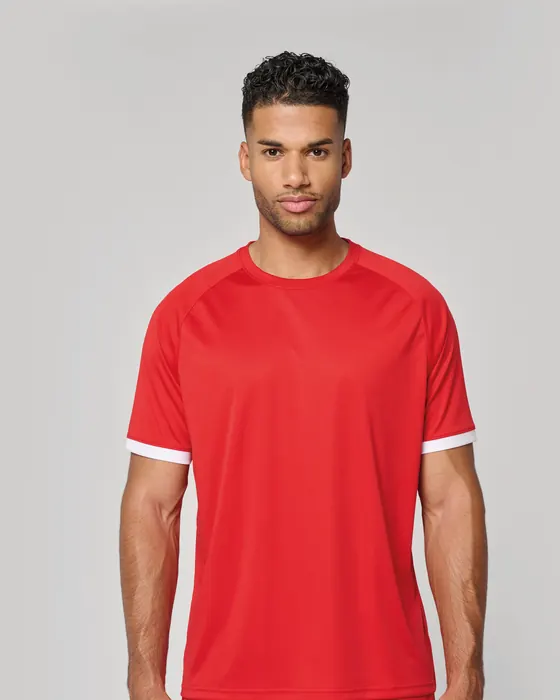 Modelo con camiseta técnica roja