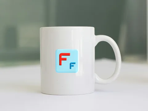 Taza blanca con el logo de Fun Fashion a todo color